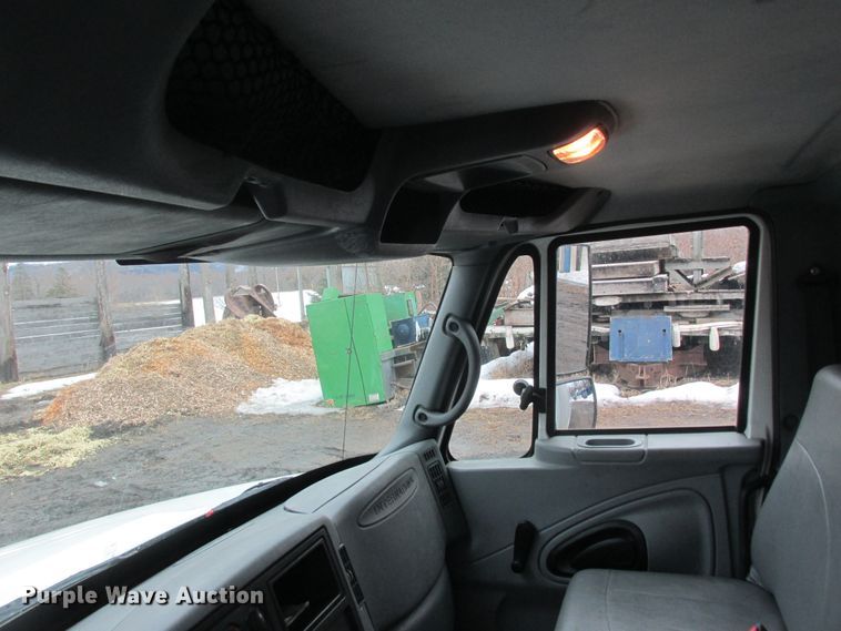 image for item DA8348 2006 International 4200 box truck