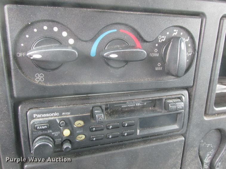 image for item DA8348 2006 International 4200 box truck