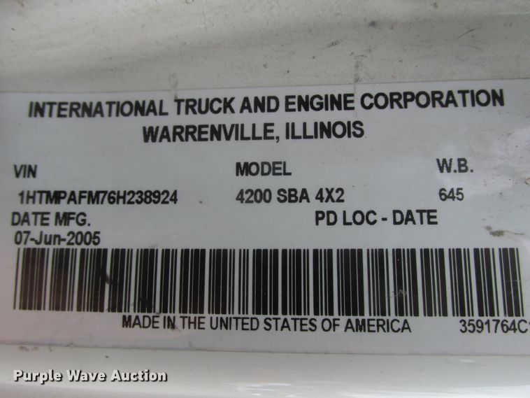 image for item DA8348 2006 International 4200 box truck