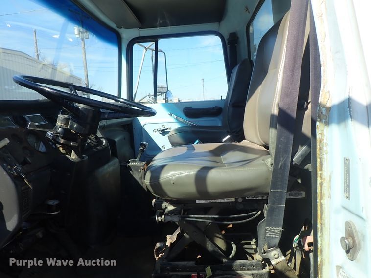 image for item DC3295 1992 Ford L8000 dump truck