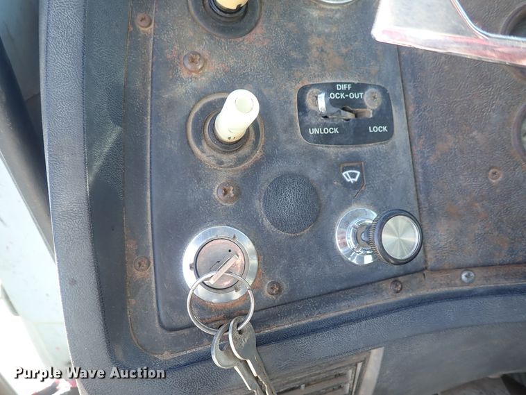 image for item DC3295 1992 Ford L8000 dump truck