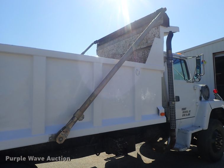 image for item DC3295 1992 Ford L8000 dump truck