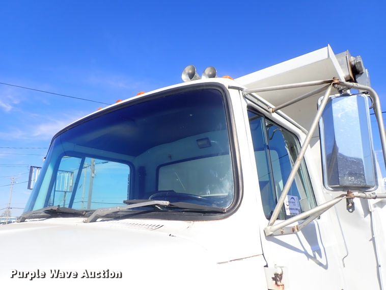 image for item DC3295 1992 Ford L8000 dump truck