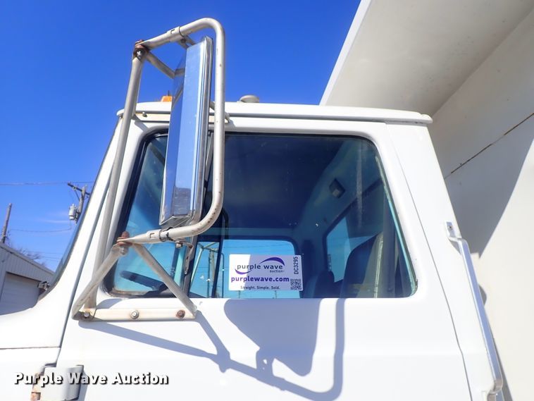 image for item DC3295 1992 Ford L8000 dump truck