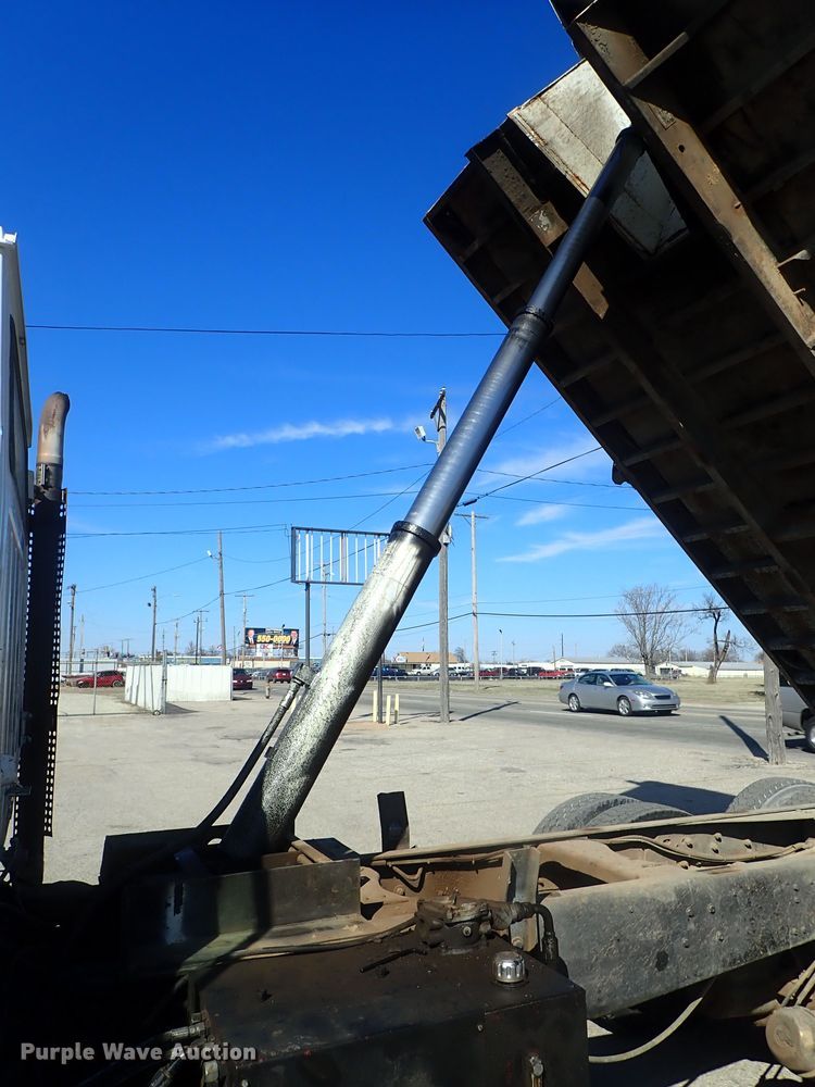 image for item DC3295 1992 Ford L8000 dump truck