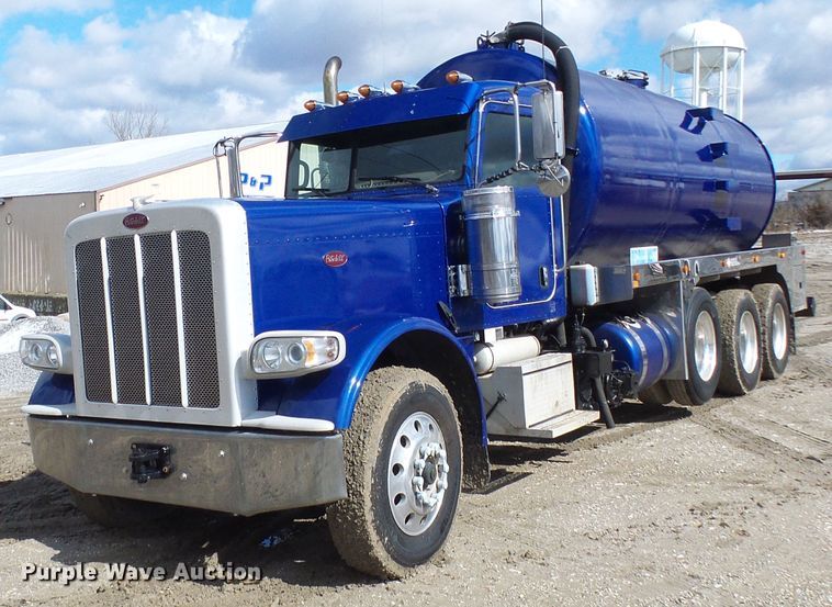image for item DD1758 2013 Peterbilt 389 vacuum truck