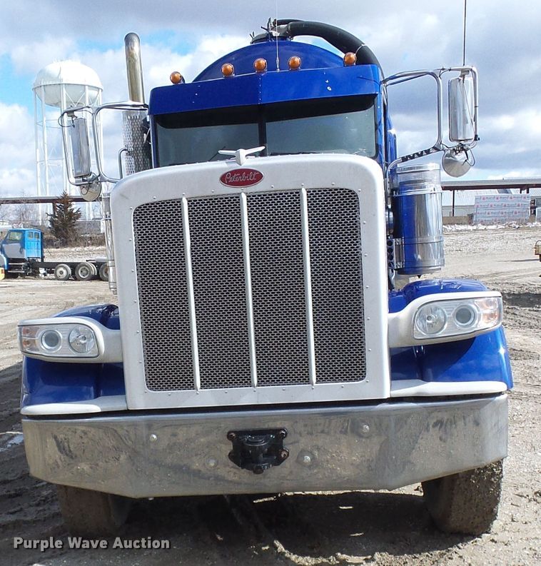 image for item DD1758 2013 Peterbilt 389 vacuum truck