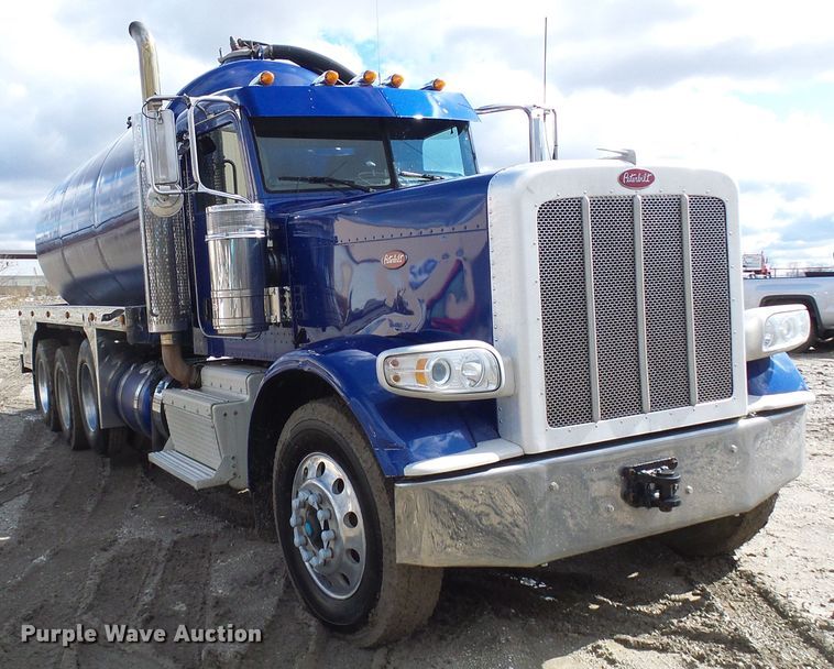 image for item DD1758 2013 Peterbilt 389 vacuum truck