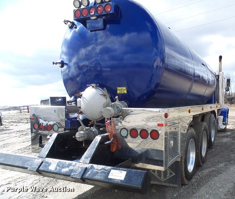 image for item DD1758 2013 Peterbilt 389 vacuum truck