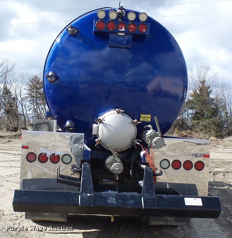 image for item DD1758 2013 Peterbilt 389 vacuum truck