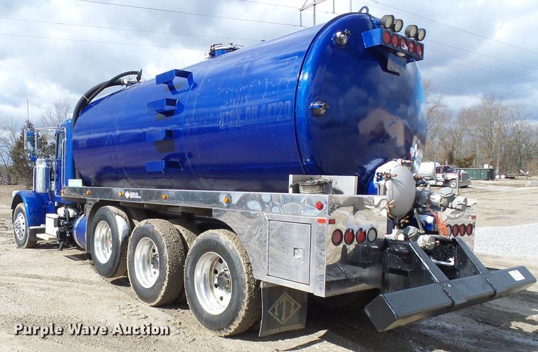 image for item DD1758 2013 Peterbilt 389 vacuum truck