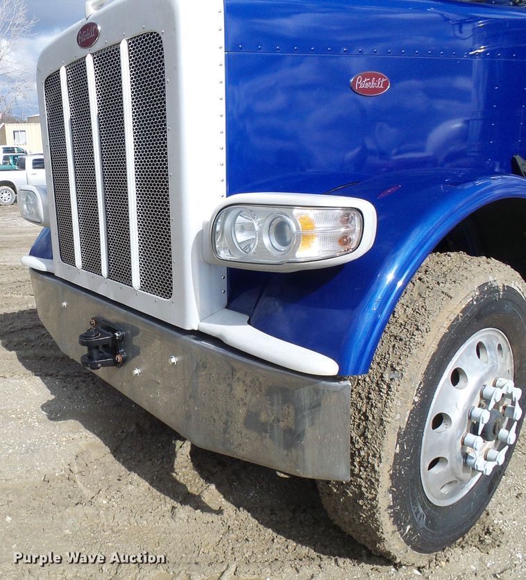 image for item DD1758 2013 Peterbilt 389 vacuum truck