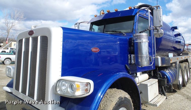 image for item DD1758 2013 Peterbilt 389 vacuum truck