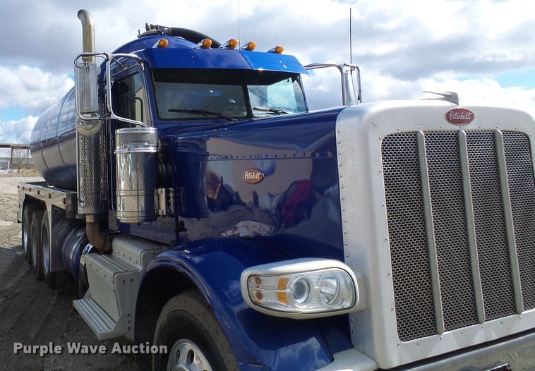 image for item DD1758 2013 Peterbilt 389 vacuum truck