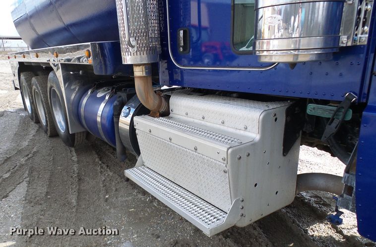 image for item DD1758 2013 Peterbilt 389 vacuum truck