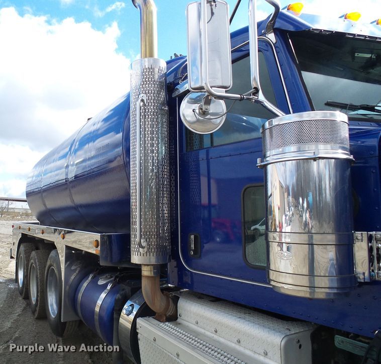 image for item DD1758 2013 Peterbilt 389 vacuum truck