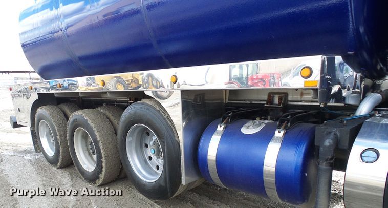 image for item DD1758 2013 Peterbilt 389 vacuum truck