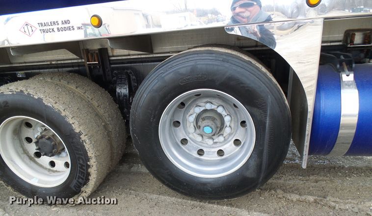 image for item DD1758 2013 Peterbilt 389 vacuum truck