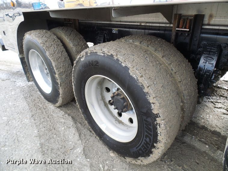 image for item DD1758 2013 Peterbilt 389 vacuum truck