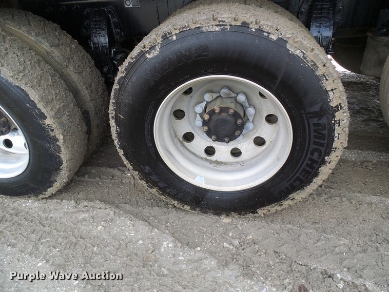 image for item DD1758 2013 Peterbilt 389 vacuum truck