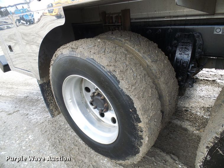 image for item DD1758 2013 Peterbilt 389 vacuum truck