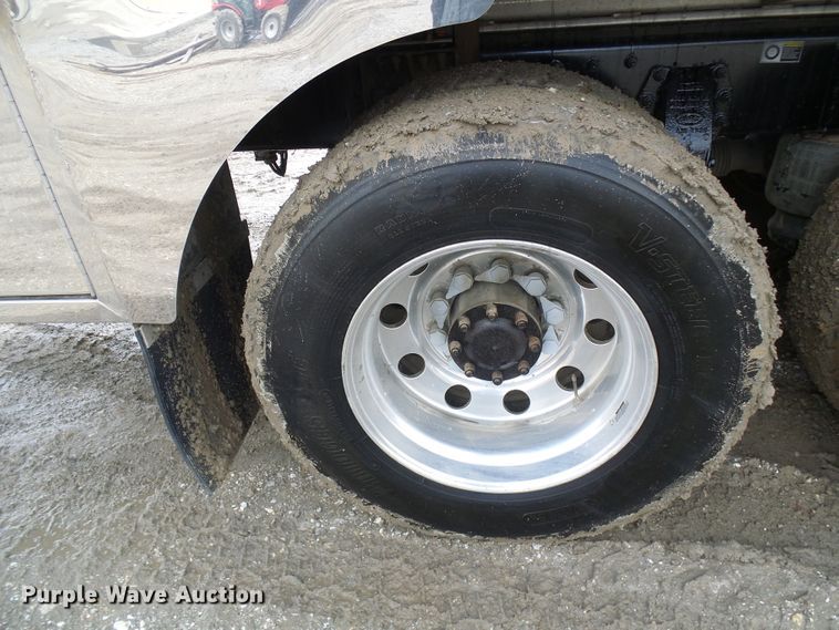 image for item DD1758 2013 Peterbilt 389 vacuum truck