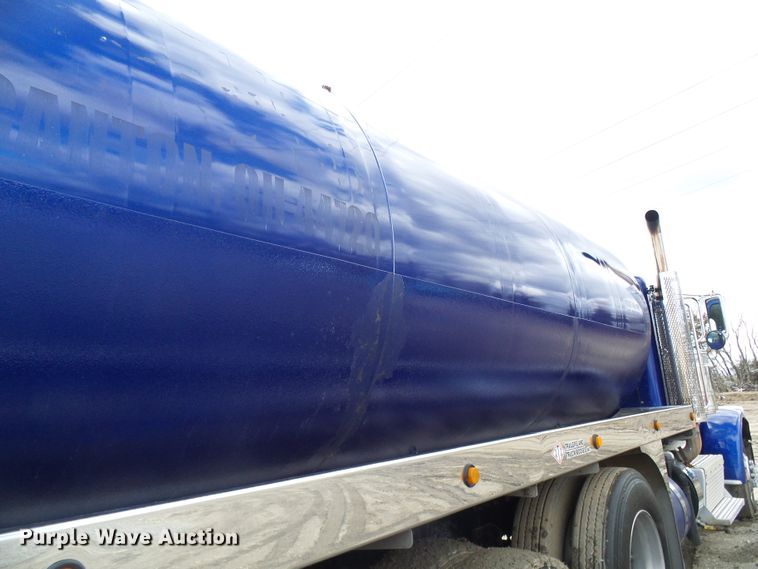 image for item DD1758 2013 Peterbilt 389 vacuum truck