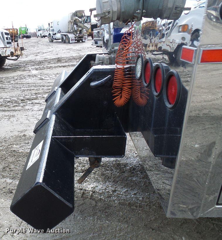 image for item DD1758 2013 Peterbilt 389 vacuum truck