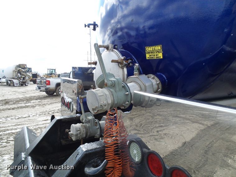 image for item DD1758 2013 Peterbilt 389 vacuum truck