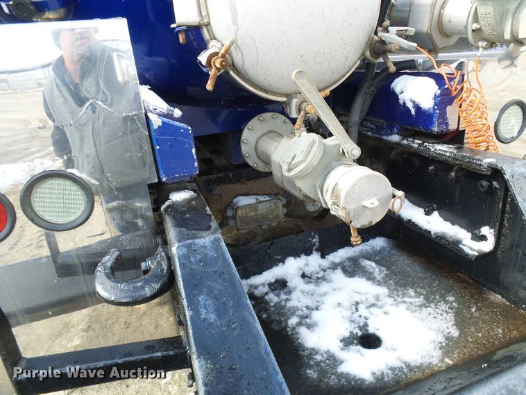 image for item DD1758 2013 Peterbilt 389 vacuum truck