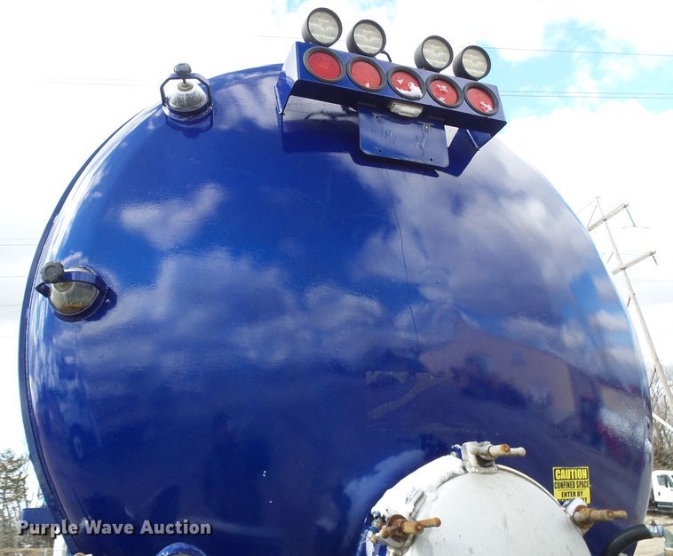 image for item DD1758 2013 Peterbilt 389 vacuum truck