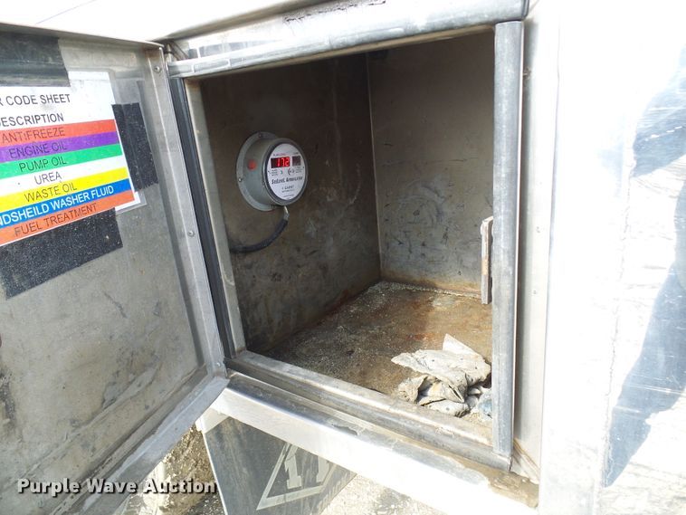 image for item DD1758 2013 Peterbilt 389 vacuum truck