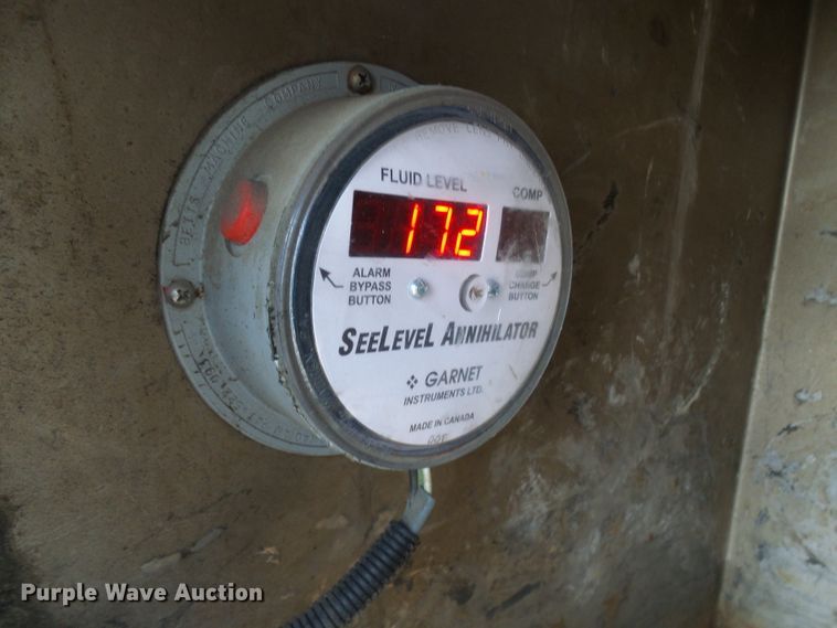 image for item DD1758 2013 Peterbilt 389 vacuum truck