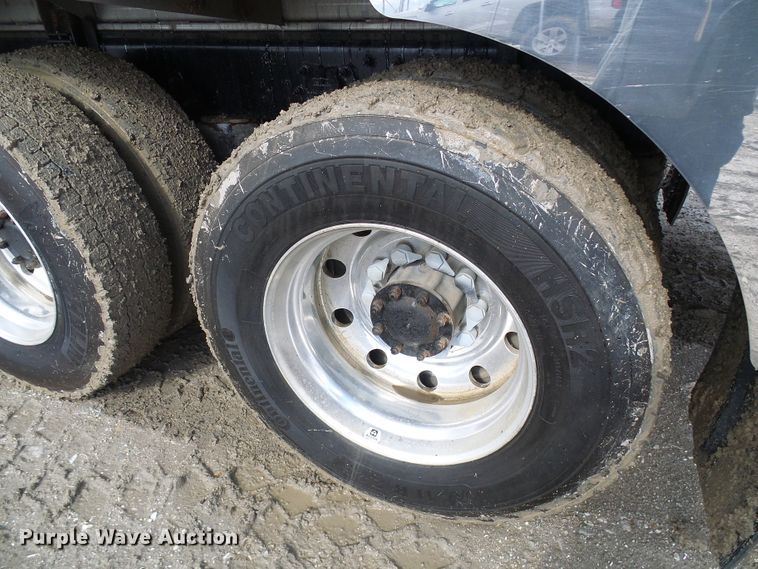 image for item DD1758 2013 Peterbilt 389 vacuum truck