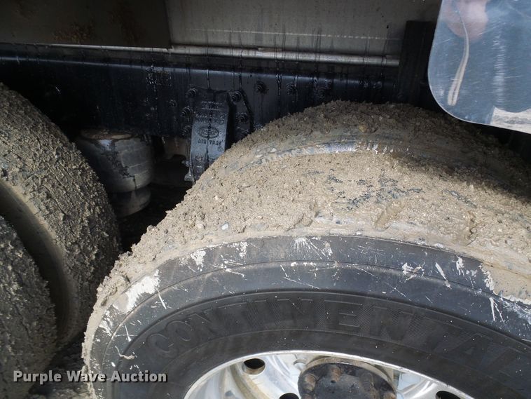 image for item DD1758 2013 Peterbilt 389 vacuum truck