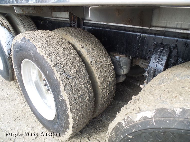 image for item DD1758 2013 Peterbilt 389 vacuum truck