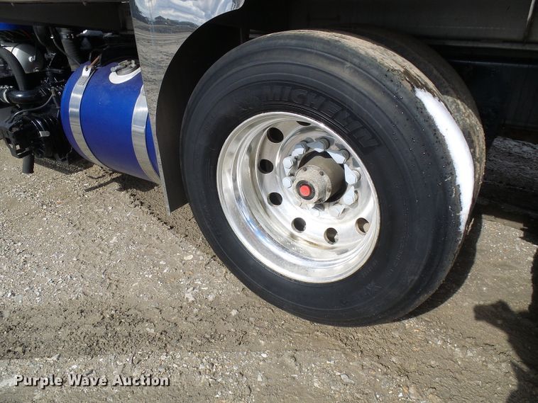 image for item DD1758 2013 Peterbilt 389 vacuum truck