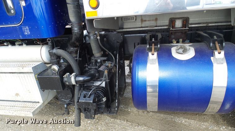 image for item DD1758 2013 Peterbilt 389 vacuum truck