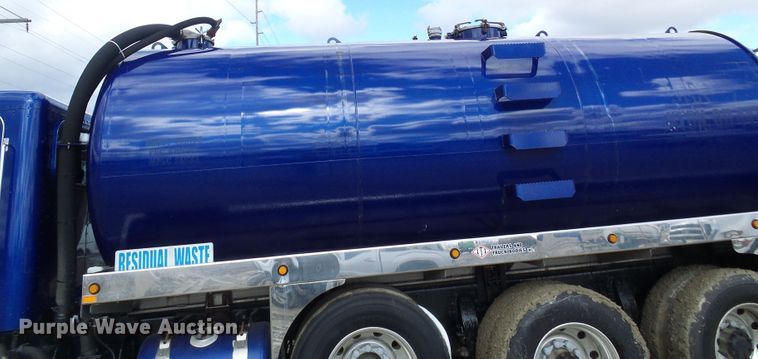 image for item DD1758 2013 Peterbilt 389 vacuum truck