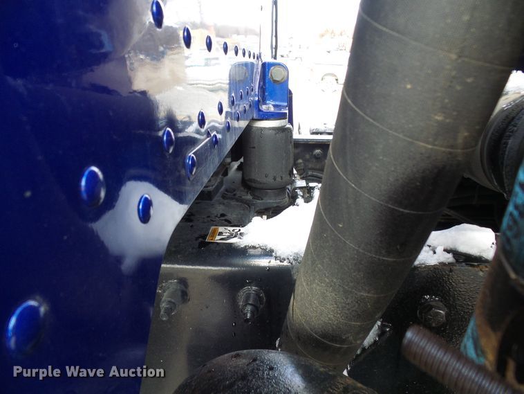 image for item DD1758 2013 Peterbilt 389 vacuum truck