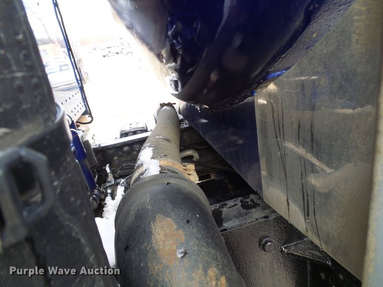 image for item DD1758 2013 Peterbilt 389 vacuum truck