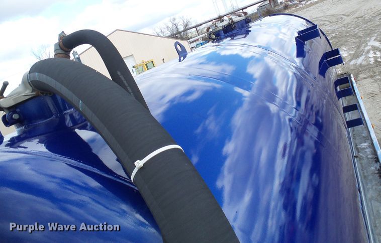 image for item DD1758 2013 Peterbilt 389 vacuum truck