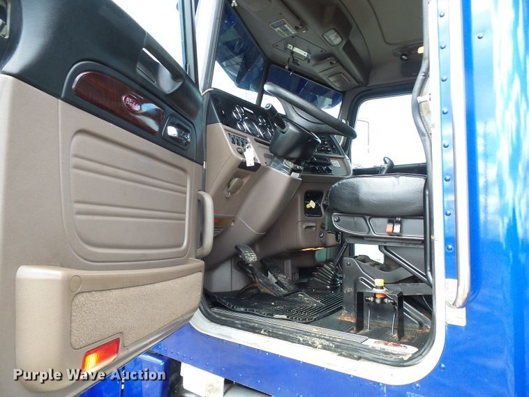 image for item DD1758 2013 Peterbilt 389 vacuum truck