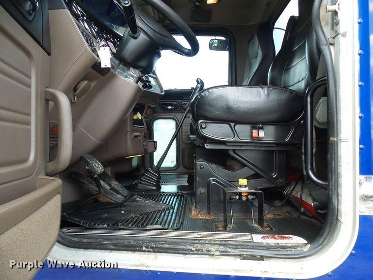 image for item DD1758 2013 Peterbilt 389 vacuum truck