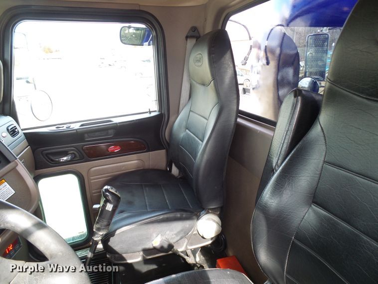 image for item DD1758 2013 Peterbilt 389 vacuum truck