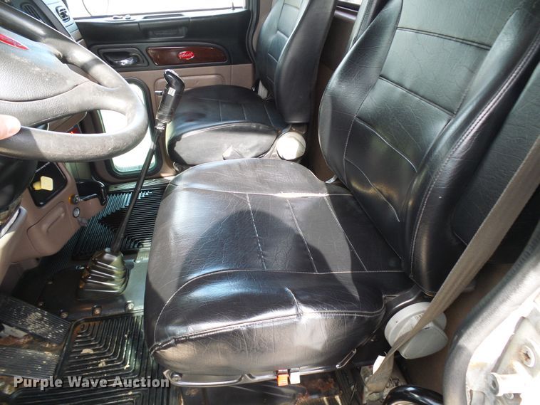 image for item DD1758 2013 Peterbilt 389 vacuum truck