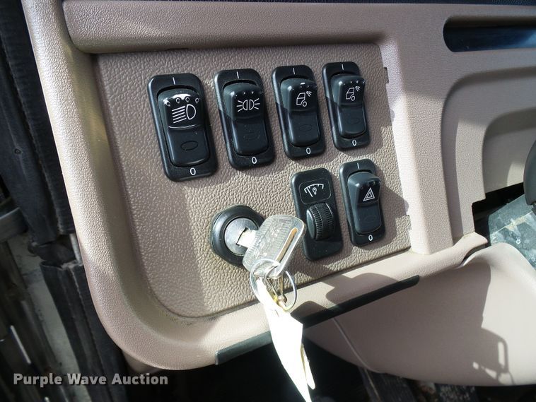 image for item DD1758 2013 Peterbilt 389 vacuum truck