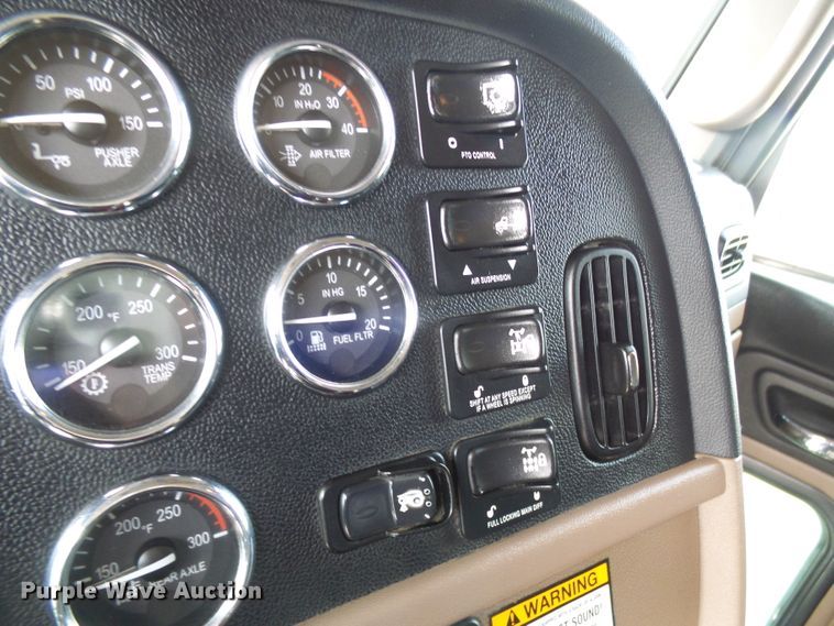 image for item DD1758 2013 Peterbilt 389 vacuum truck