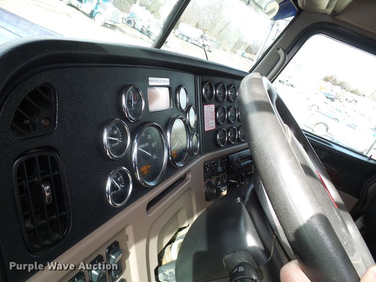 image for item DD1758 2013 Peterbilt 389 vacuum truck