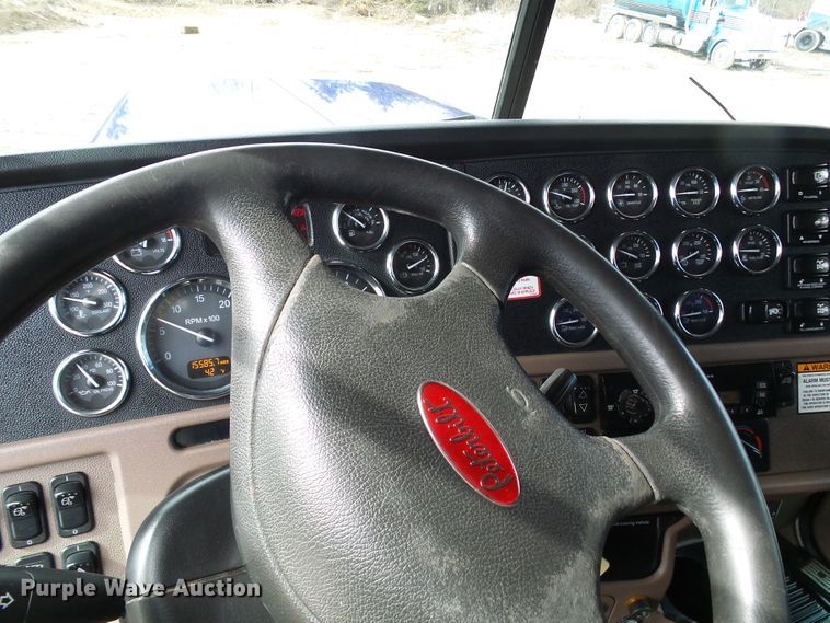 image for item DD1758 2013 Peterbilt 389 vacuum truck